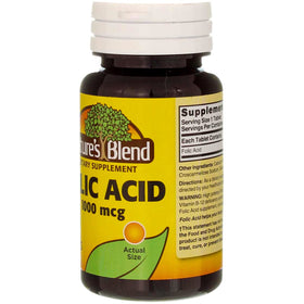 Bouteilles d'acide folique Nature's Blend sur fond blanc