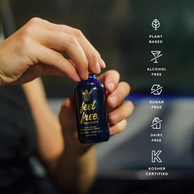 Bouteilles de Botanic Tonics Feel Free Kava Mate sur un fond en bois