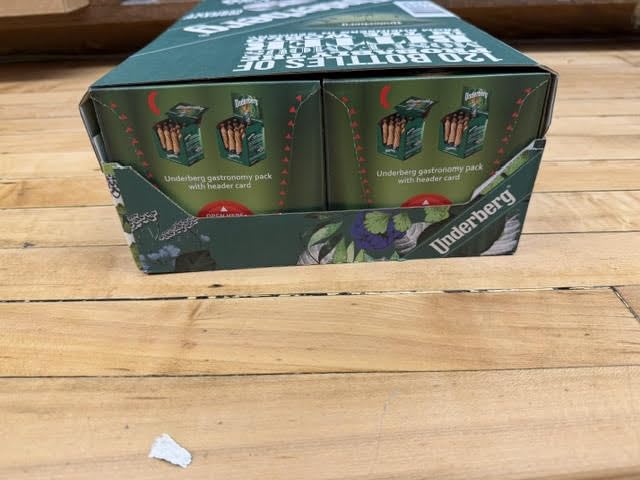 Bouteilles de Underberg Bitters sur fond blanc