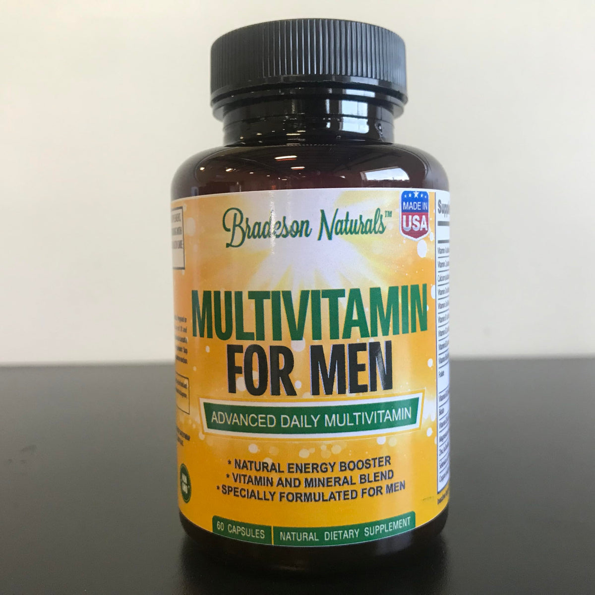 Bradeson Naturals Complément Multivitamines Homme sur une table de cuisine