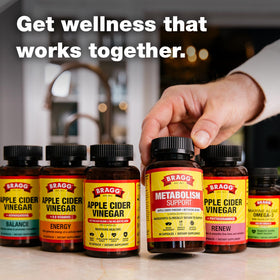 Bragg Capsules Omega-3 Végétales 90 Mini Gélules sur une table en bois