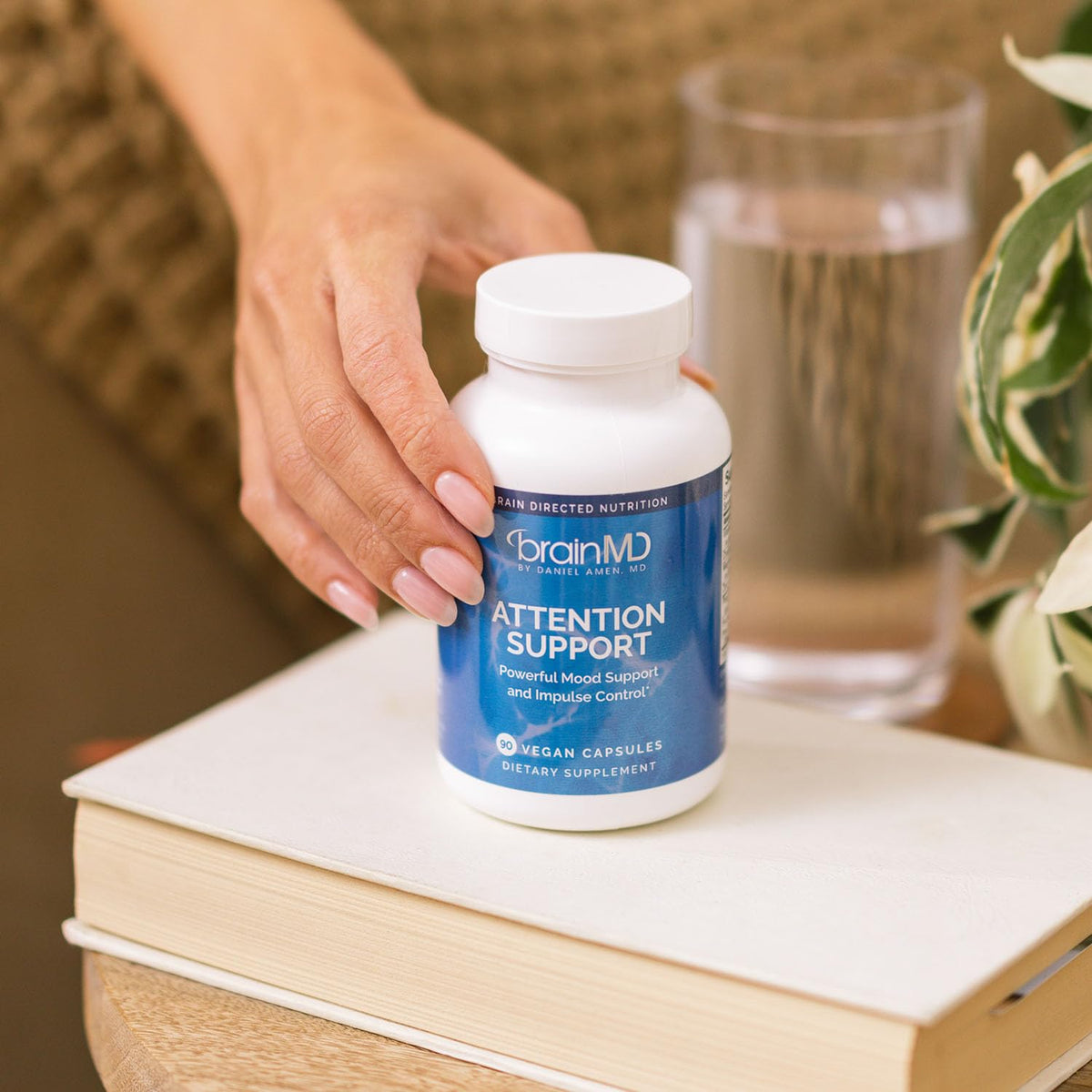 BrainMD Attention Support 90 capsules avec arrière-plan naturel
