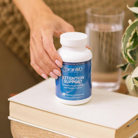 BrainMD Attention Support 90 capsules avec arrière-plan naturel