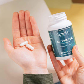 BrainMD Betaine TMG avec verre d'eau