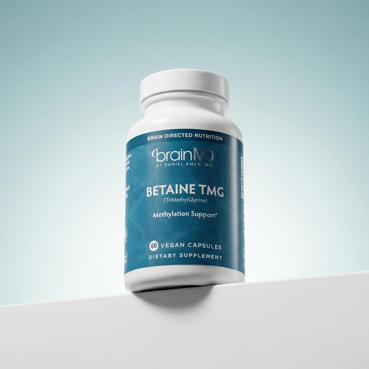 BrainMD Betaine TMG sur une table avec des plantes