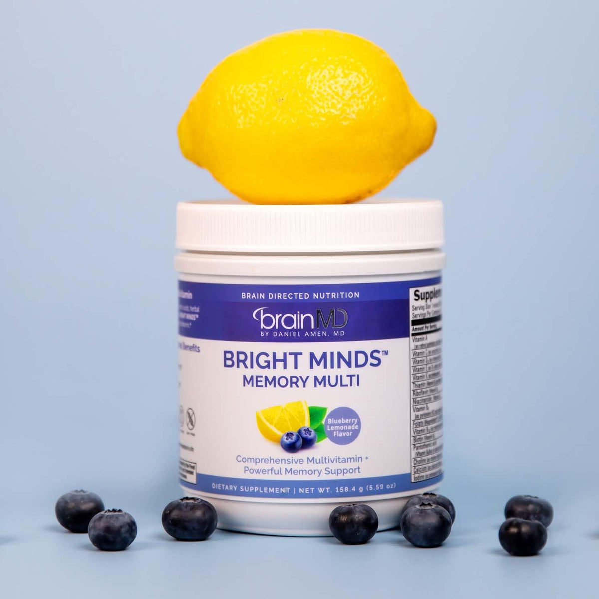 BrainMD Bright Minds Memory Multi flacon et gélules sur fond naturel