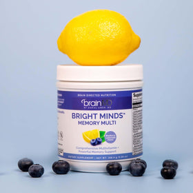 BrainMD Bright Minds Memory Multi flacon et gélules sur fond naturel