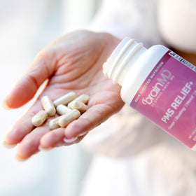 BrainMD Complément Alimentaire Équilibre 60 Capsules dans une main