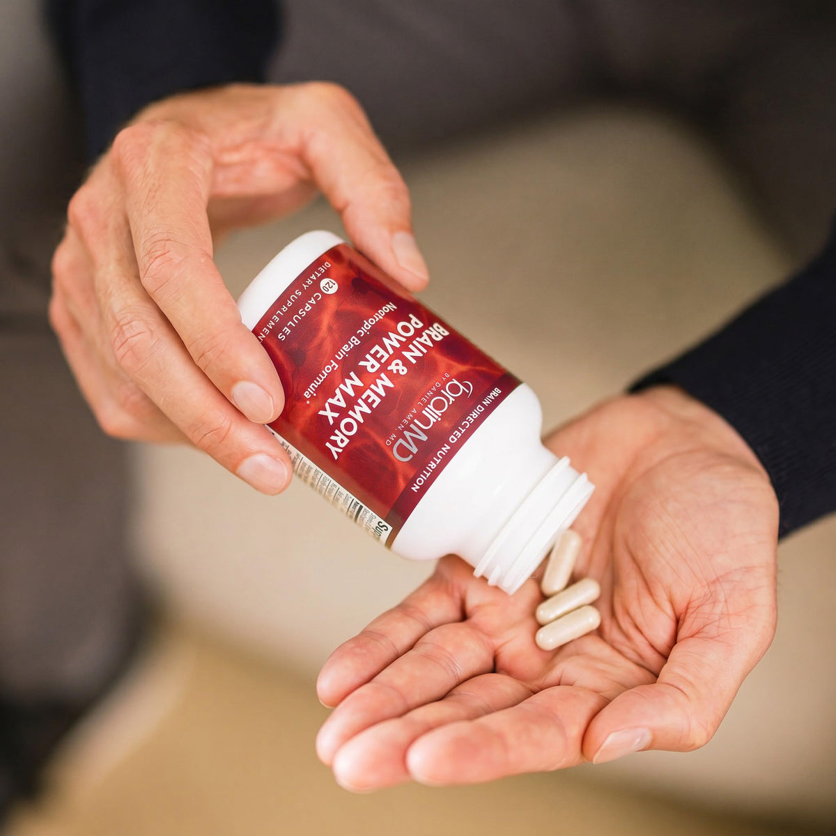 BrainMD Ginkgo Biloba capsules sur un fond de bureau