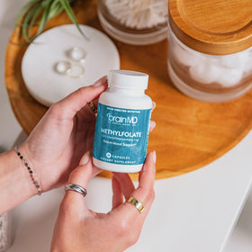 BrainMD Methylfolate 30 Capsules avec un verre d'eau