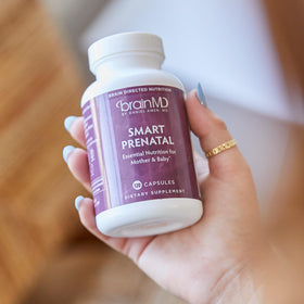 BrainMD Multivitamines Prénatales 120 Capsules sur une table