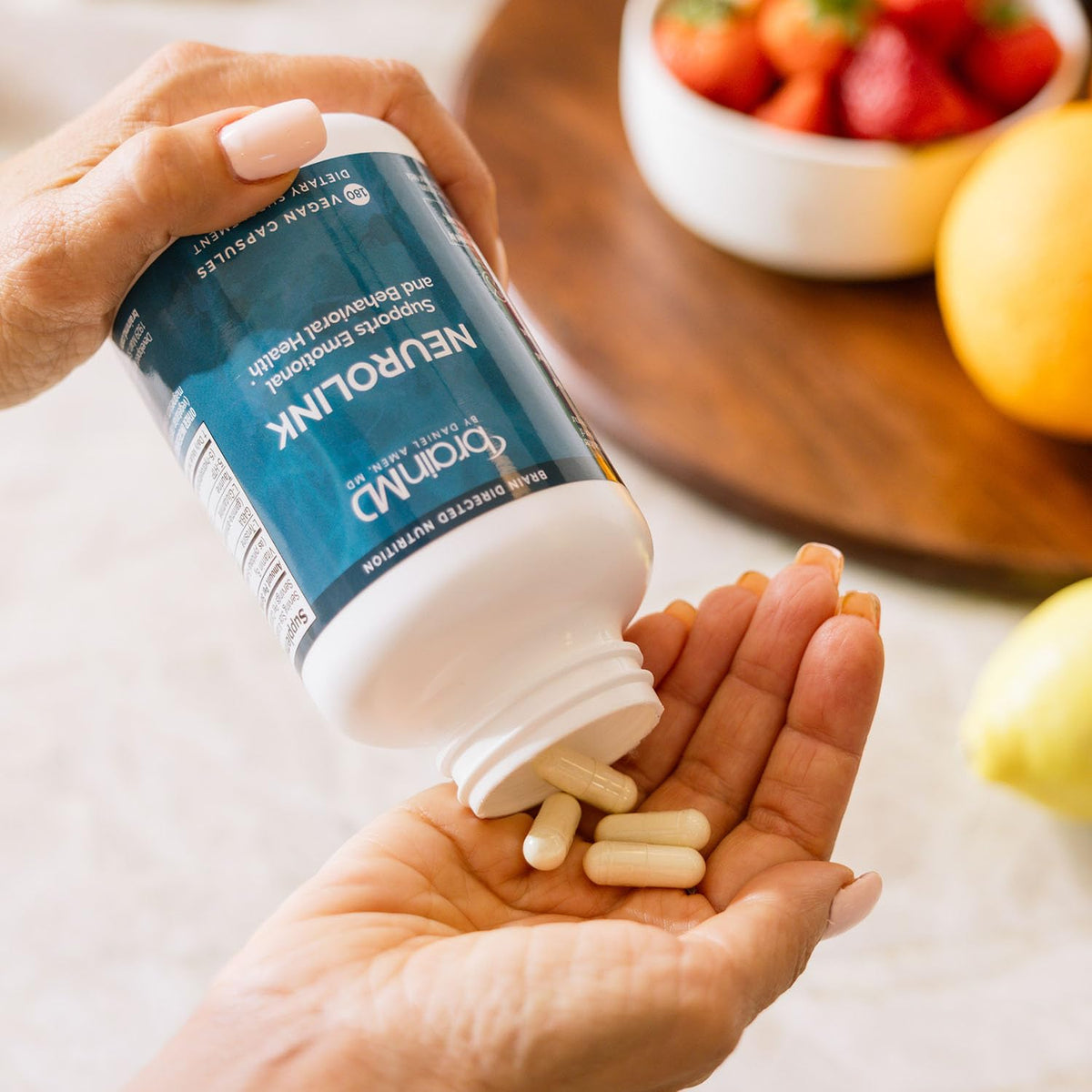 BrainMD NeuroLink 180 capsules près d'une tasse de café