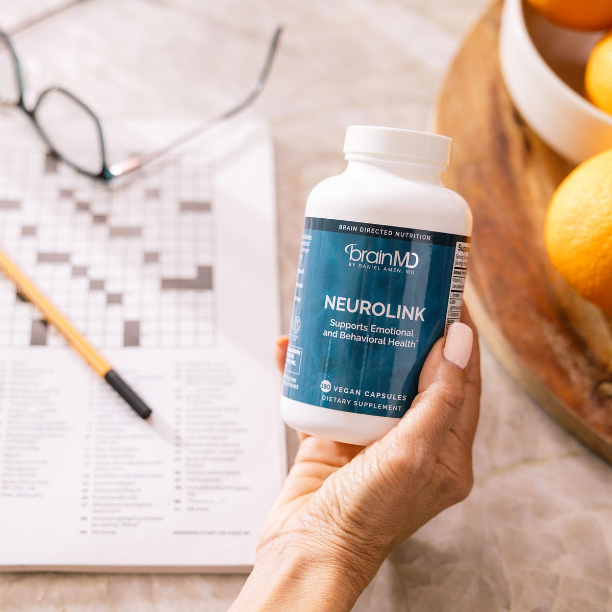 BrainMD NeuroLink 180 capsules sur un bureau de travail