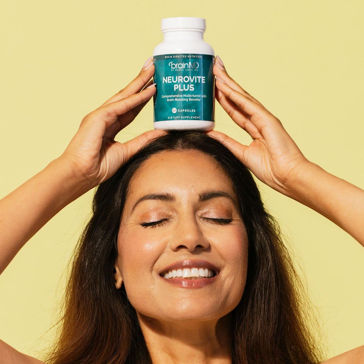 BrainMD NeuroVite Plus 120 capsules sur une table