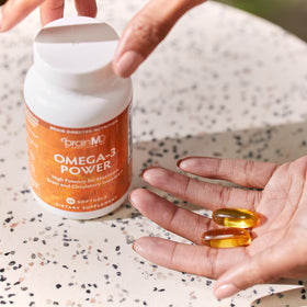 BrainMD Omega-3 Power capsules sur une table en bois