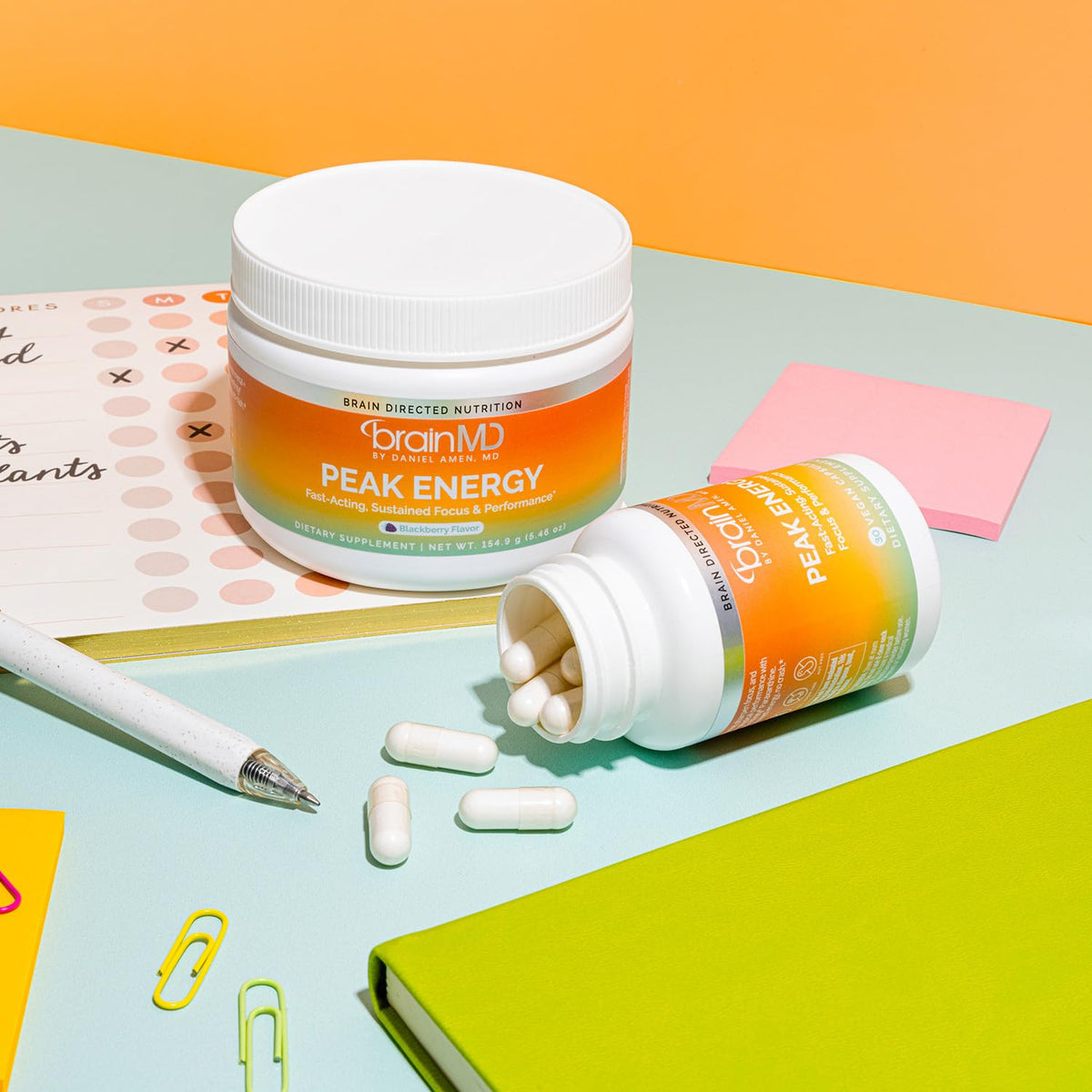 BrainMD Peak Energy sur une table avec des livres