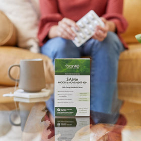 BrainMD SAMe 400 mg comprimés sur fond neutre