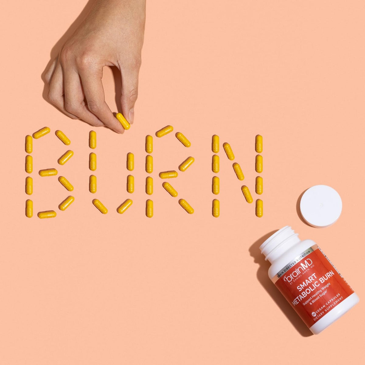 BrainMD Smart a balanced routine Burn avec des ingrédients naturels en arrière-plan