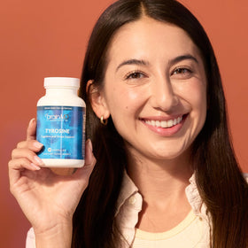 BrainMD Tyrosine capsules avec un verre d'eau