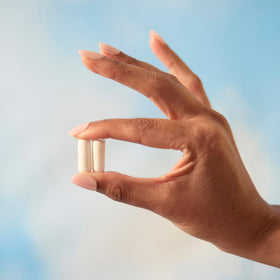 BrainMD Tyrosine capsules sur une table en bois