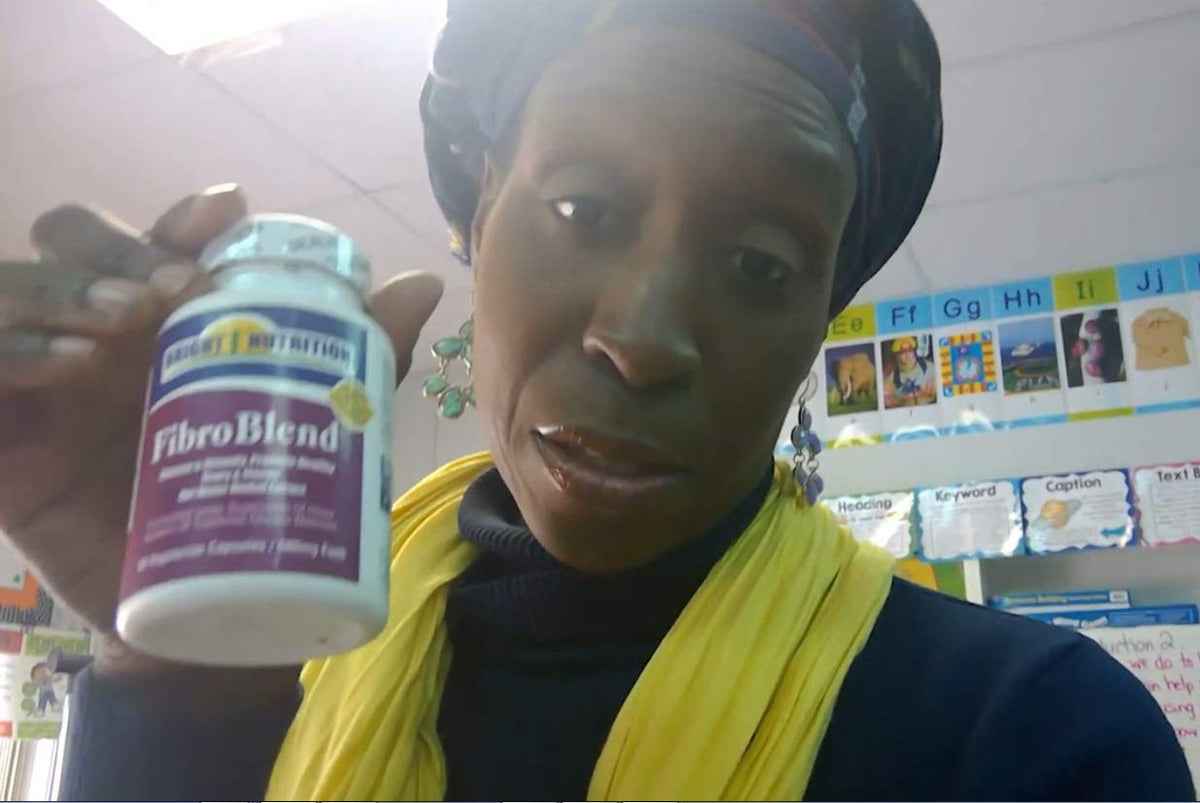 Bright Nutrition FibroBlend 120 Capsules avec un verre d'eau