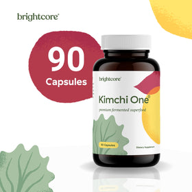 Brightcore Kimchi One capsules à côté d'une boisson saine