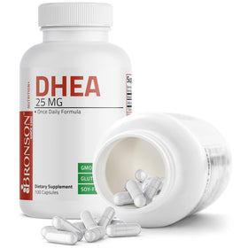 Bronson DHEA 25mg, gélules à côté d'une tasse de thé
