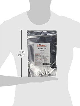 BulkSupplements Acide Ascorbique Poudre 500g en utilisation dans un verre