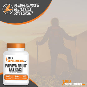 BulkSupplements Extrait de Fruit de Papaye 1000mg gélules à côté d'un verre d'eau