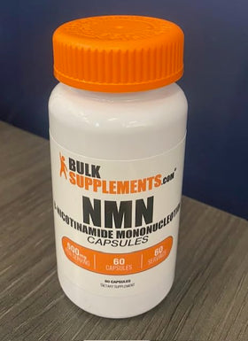 BulkSupplements NMN Capsules 500mg sur un fond de cuisine