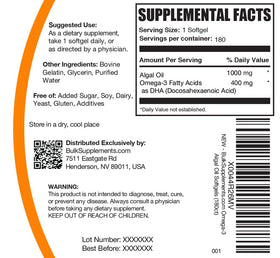 BulkSupplements Omega-3 Softgels avec un verre d'eau
