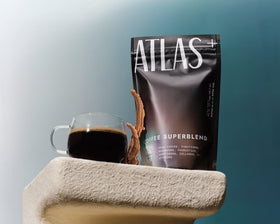 Café aux Champignons Superblend Atlas avec une tasse de café