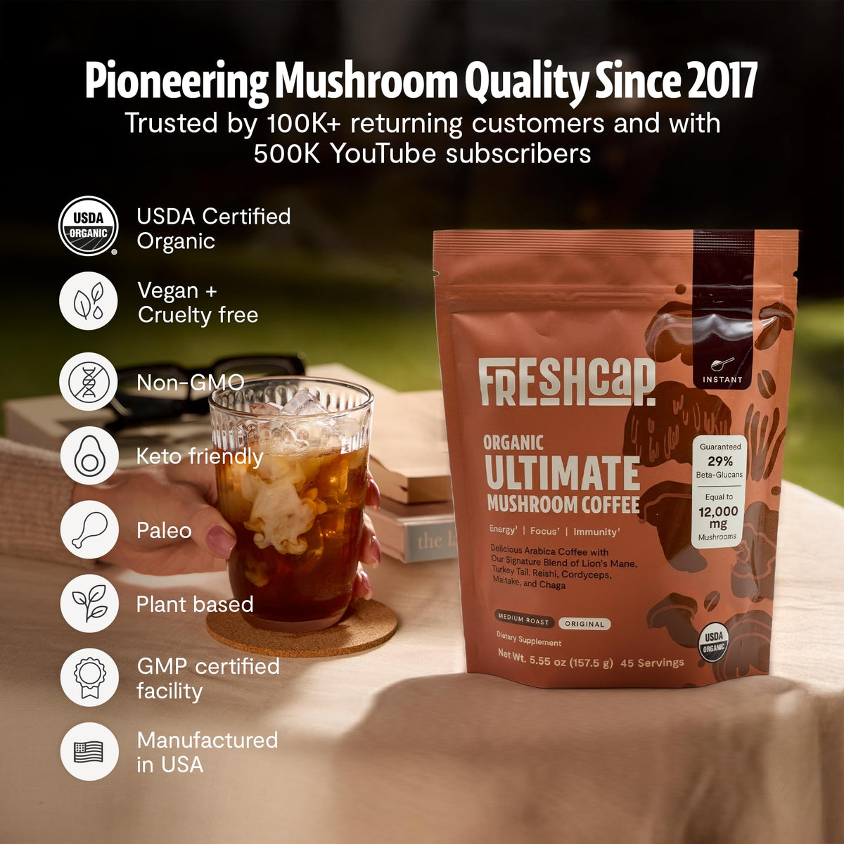 Café de champignons FreshCap sur une table en bois