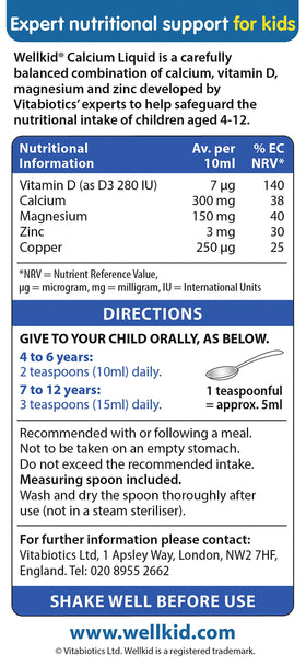 Calcium Liquide Wellkid 150ml versé dans une cuillère