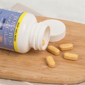 Caplets de BOB'S BEST Coral Calcium 2000 mg sur un fond blanc