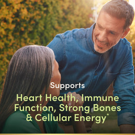 Caplets enrobés de multivitamines Nature's Bounty sur fond blanc