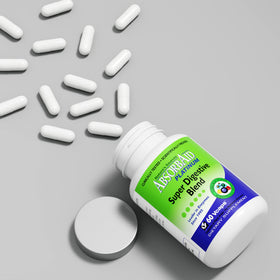 Capsule d'AbsorbAid sur une surface blanche