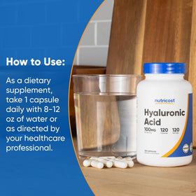 Capsule d'acide hyaluronique Nutricost tenue dans une main