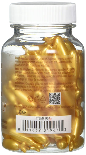 Capsule d'huile de gelée royale ouverte avec sérum sur la peau