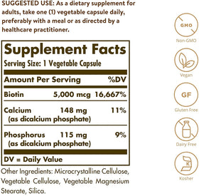 Capsule de Solgar Biotine 5000 mcg sur une surface blanche