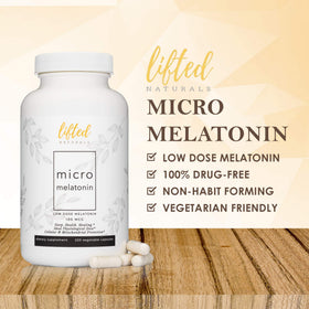 Capsule Lifted Naturals Micro Melatonin sur une surface blanche
