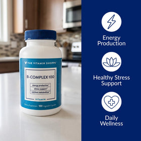 Capsule végétale de B-Complex de The Vitamin Shoppe sur une surface blanche