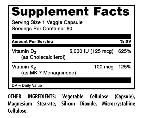 Capsule végétale du complément D3 5000 IU avec K2 100 mcg sur une surface blanche