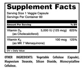 Capsule végétale du complément D3 5000 IU avec K2 100 mcg sur une surface blanche