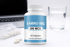 Capsules 5 Amino 1mq 500MCG sur une table en bois