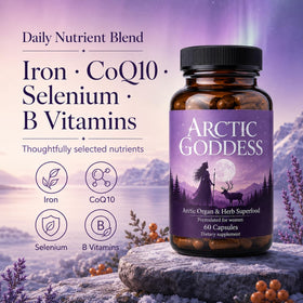 Capsules Arctic Goddess dans une main avec un verre d'eau