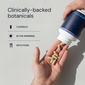 Capsules Ashwagandha et Rhodiola sur une table en bois