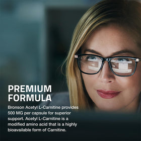 Capsules Bronson Acétyl L-Carnitine 500 mg sur une table en bois
