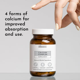 Capsules Calcium Complex JUST INGREDIENTS sur une surface blanche