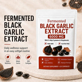 Capsules d'ail noir fermenté sur une table avec des plantes